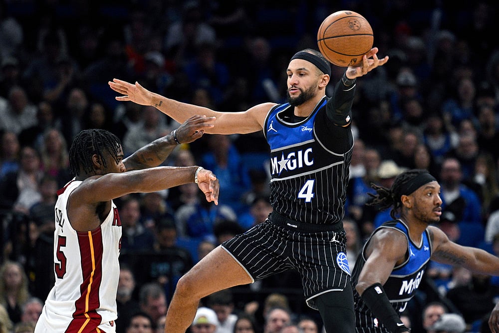 | Photo: AP/Phelan M. Ebenhack : Orlando Magic guard Jalen Suggs (4) deflects a pass by Miami Heat guard Davion Mitchell, left, during the second half of an NBA Cup basketball game in Orlando, Florida.