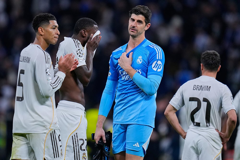 | Photo: AP/Manu Fernandez : Real Madrid's players stand at the pitch at the end of a Champions League opening phase soccer match between Real Madrid and Manchester City, in Madrid, Spain.