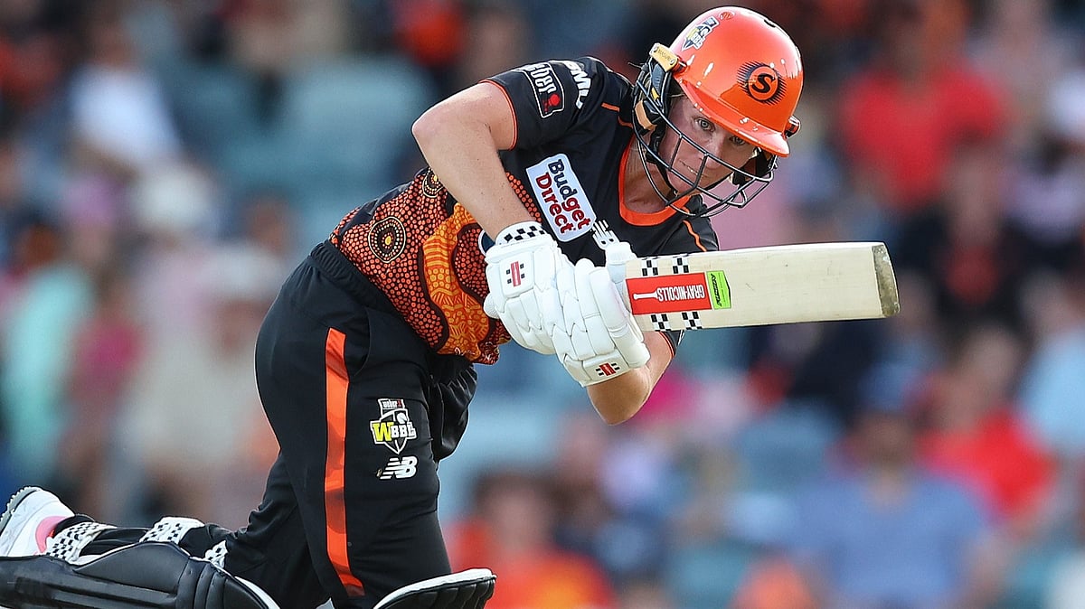 X/Perth Scorchers : Beth Mooney's 76-run knock powered PRS-W to 11 win over SYS-W to reach finals on 11 December. 
