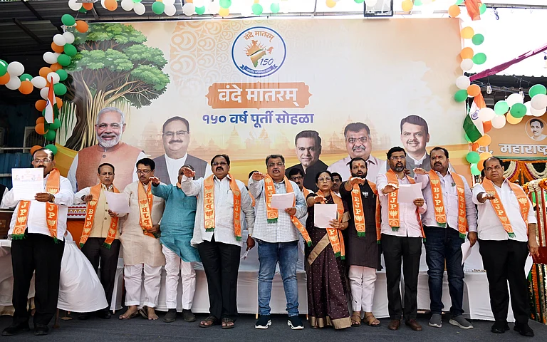 Maharashtra BJP President Ravindra Chavan with other BJP workers during the celebration of Vande Mataram's 150 years - IMAGO/ANI