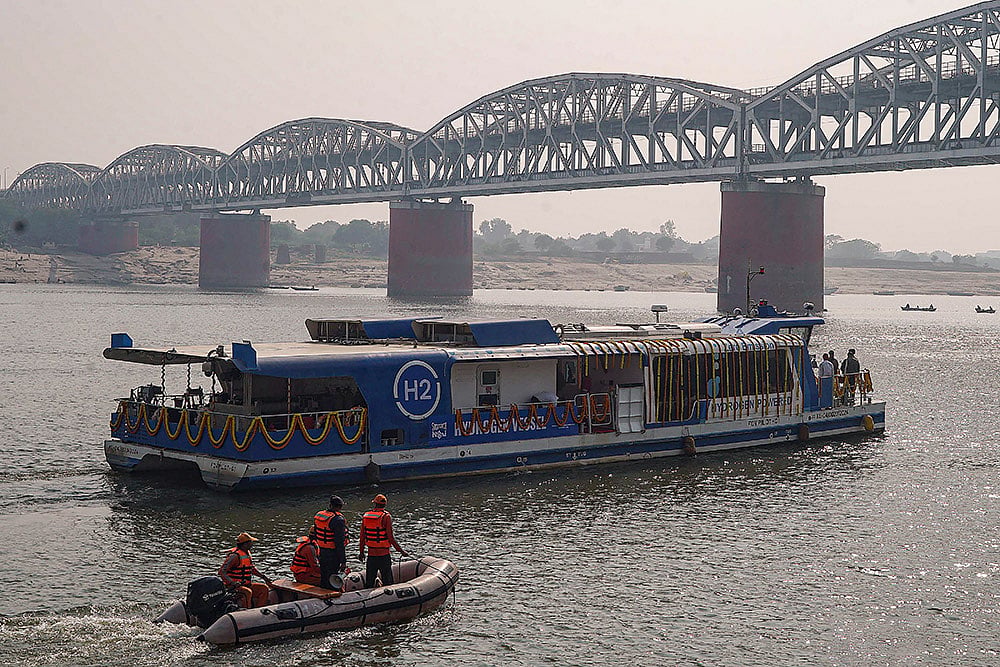Indias first hydrogen‑fuelled passenger vessel begins operations in Varanasi