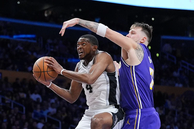 NBA Basketball Game: Los Angeles Lakers vs San Antonio Spurs