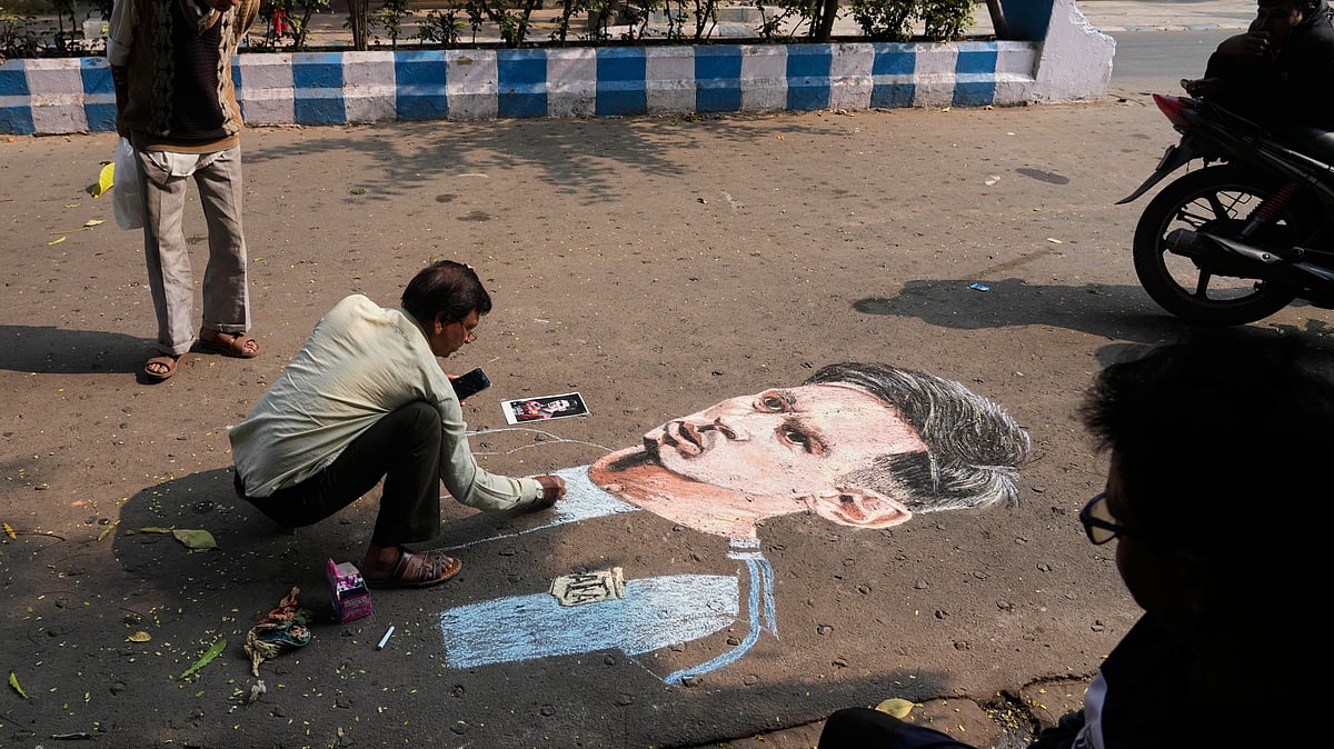 | Photo: AP/Bikas Das : Indian artist Swapan Das paints a portrait of Argentine football star Lionel Messi on street in anticipation of his visit to the city in Kolkata on December 12, 2025. 