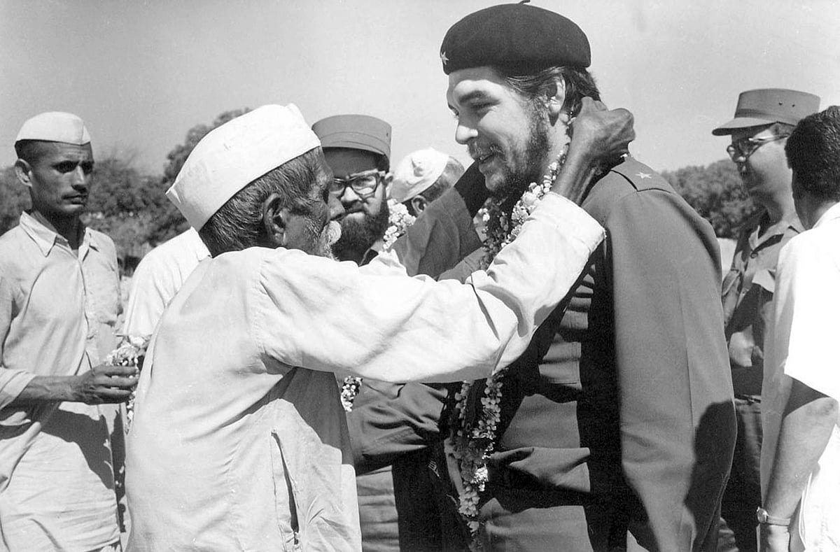 India Cuba: An elderly villager and member of indian communist party garlanding Che Guevara during his visit to a Community Project Area in Delhi, 1959

