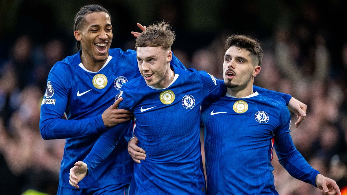Chelsea celebrate Palmer's goal.