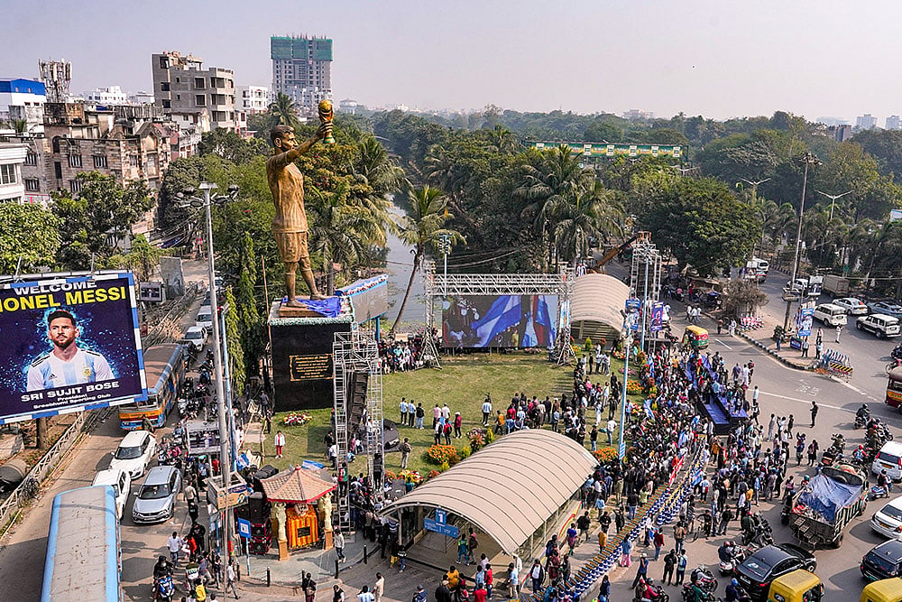 Lionel Messi Unveils 70 Feet Statue In Kolkata