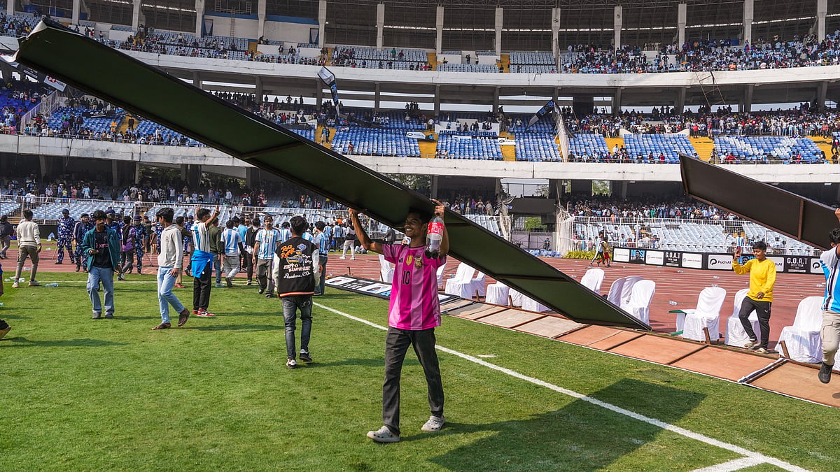PTI : Fans vandalise premises of Salt Lake Stadium, during Lionel Messi's 'GOAT India Tour 2025' event, in Kolkata.
