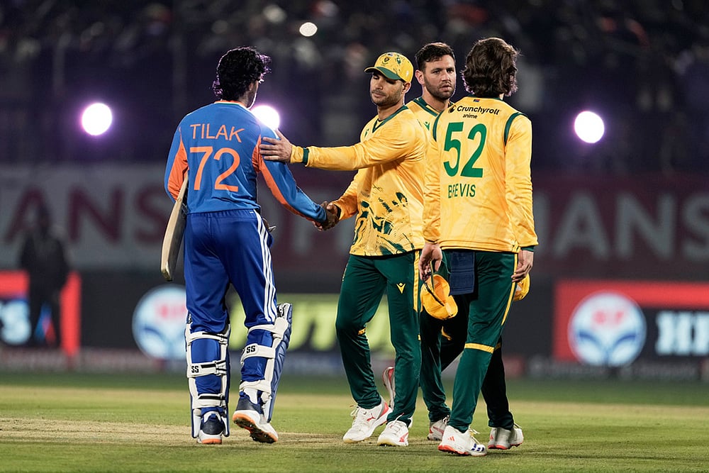 | Photo: AP/Ashwini Bhatia : South Africa's captain Aiden Markram congratulate India's Tilak Varma, left, after India won the match during the third T20 cricket match between India and South Africa in Dharamshala.