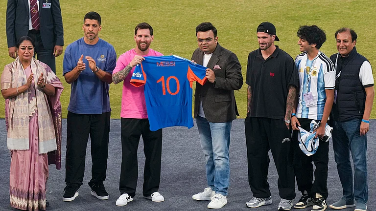 ‘AQI’ Chants Greet Delhi CM at Messi Event Amid Severe Pollution - PTI