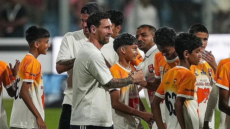 Fog Delays Lionel Messis Delhi Arrival, Deferring Flight From Mumbai