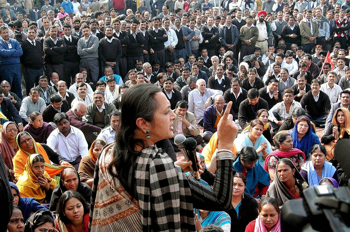 IMAGO / ZUMA Press Wire : CPM Politburo member and Indian lawmaker BRINDA KARAT addresses striking airport workers at the Indira Gandhi International Airport in New Delhi