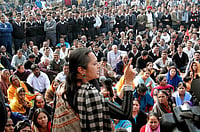 IMAGO / ZUMA Press Wire : CPM Politburo member and Indian lawmaker BRINDA KARAT addresses striking airport workers at the Indira Gandhi International Airport in New Delhi