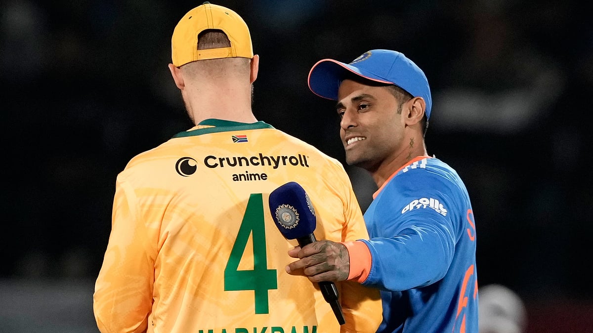 | Photo: AP/Ashwini Bhatia : India's captain Suryakumar Yadav talks with South Africa's captain Aiden Markram before the start of their third T20I match on December 14, 2025.