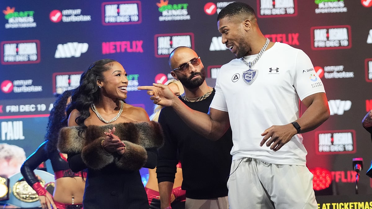 AP/Lynne Sladky : Anthony Joshua, right, talks with Alycia Baumgardner, left, during a news conference promoting their upcoming heavyweight boxing matches