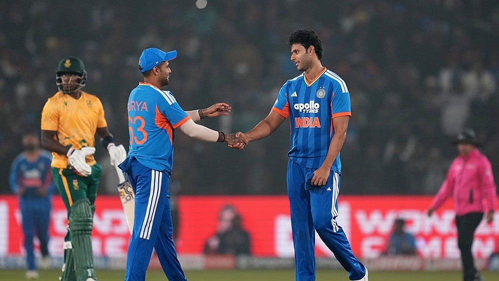 | Photo: AP/Rafiq Maqbool : Suryakumar Yadav and Shivam Dube will play for Mumbai in their last 2 group matches in VHT 2025-26.
