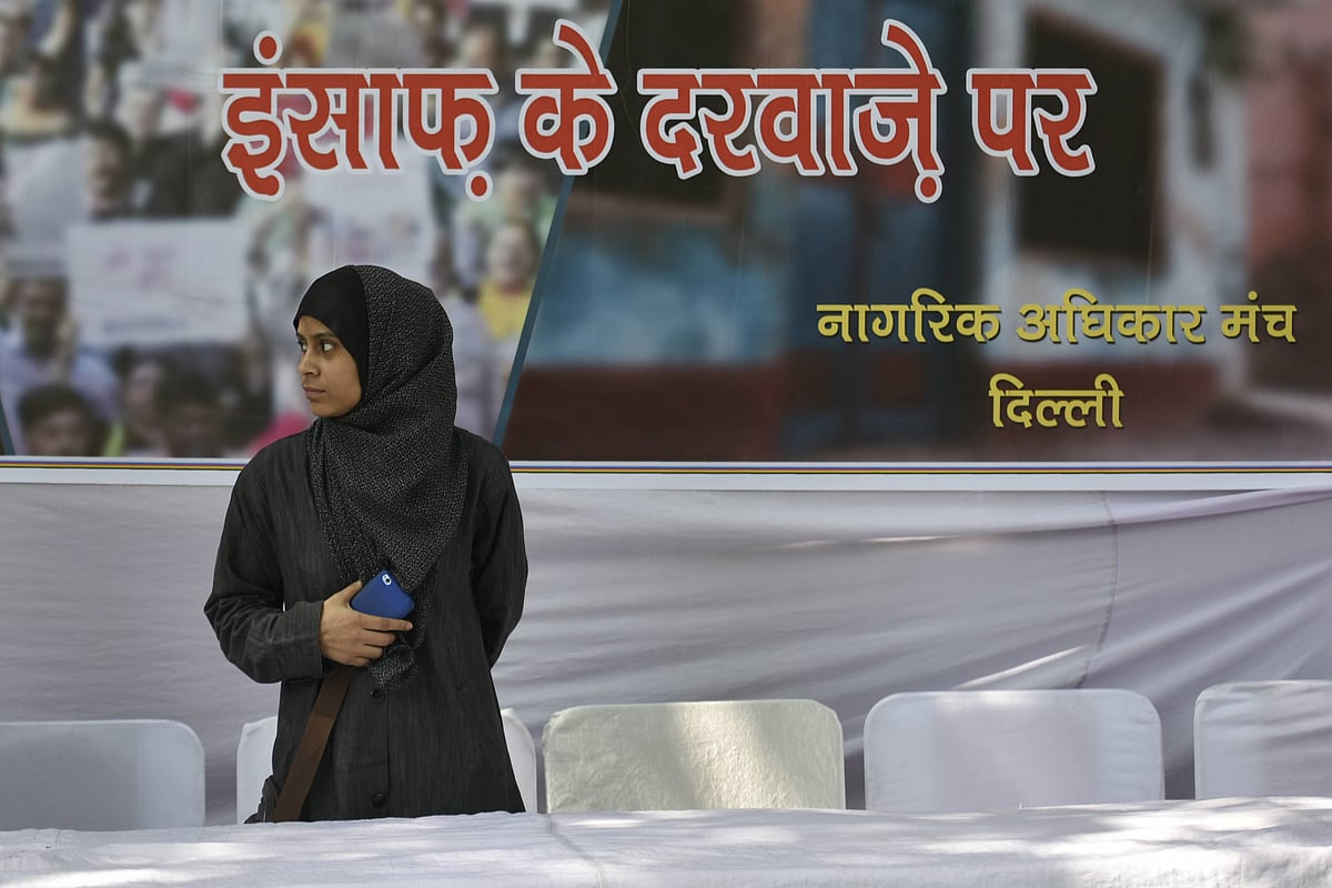 Photo by Sanchit Khanna Hindustan Times/IMAGO : Shaista, daughter of Mohammad Akhlaq Saifi during a protest by AIDWA to get judgment in favor of the families of the victims of mob lynching at Jantar Mantar on September 27, 2018 in New Delhi, India. 