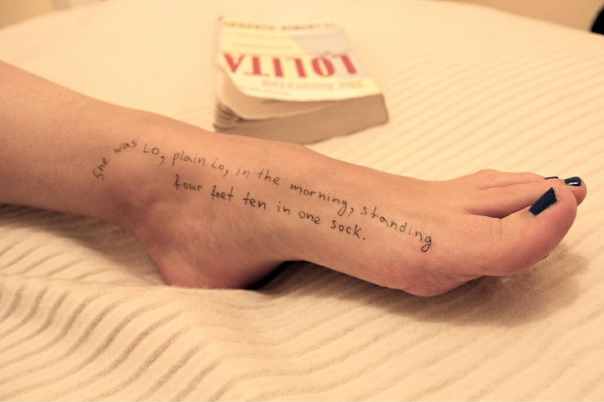 IMAGO / ZUMA Press Wire : House Oversight Dems release new photos from Jeffrey Epstein's estate to the public. A photo of a woman's foot with a quote from Vladimir Nabokov's Lolita written "She was Lo, plain Lo, in the morning, standing four feet ten in one sock."