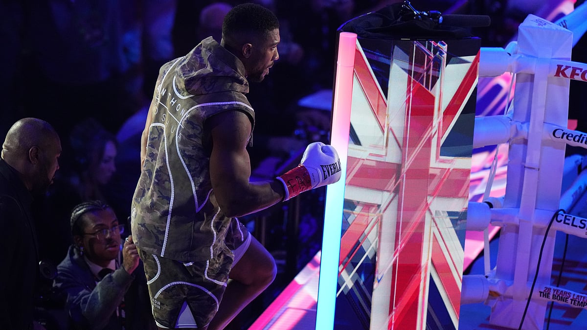 | Photo: AP/Lynne Sladky : Anthony Joshua arrives for the heavyweight boxing match against Jake Paul, Friday, Dec. 19, 2025, in Miami, Fla.