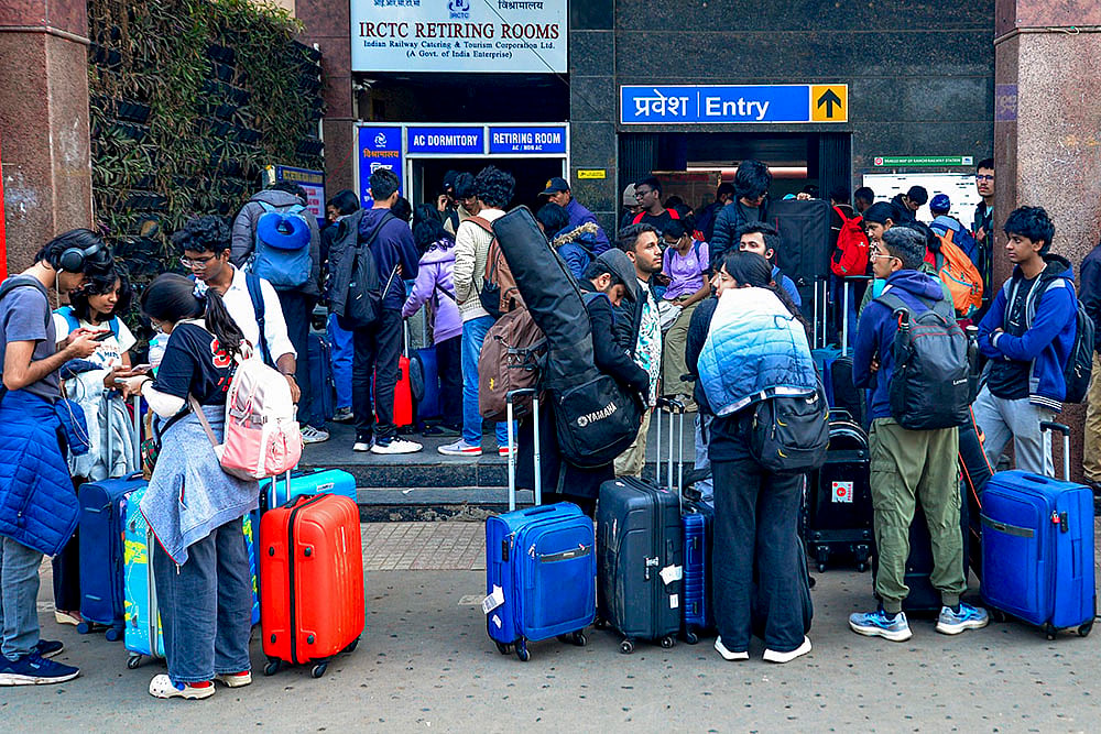 | Photo: PTI : Passengers arrive at the Ranchi railway station amid train delays and cancellations caused by fog on a winter morning, in Ranchi.