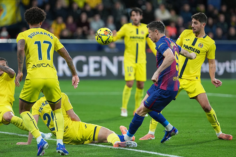 Villarreal CF Vs FC Barcelona Spanish La Liga soccer-Robert Lewandowski