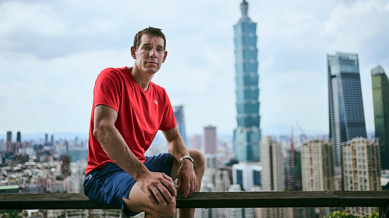 Alex Honnolds Skyscraper Live Updates Free Solo Climb Of Taipei 101 On Netflix