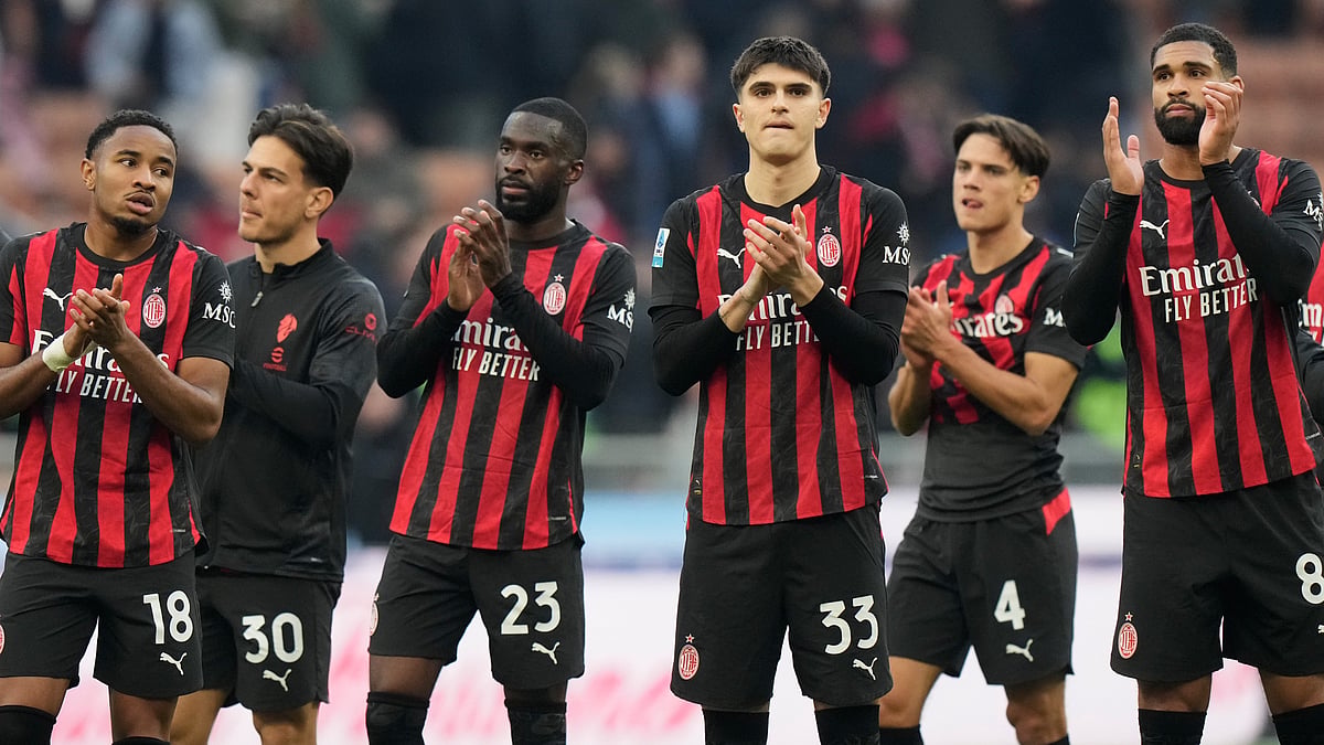 | Photo: AP/Luca Bruno : AC Milan players greet fans at the end of the Serie A soccer match between AC Milan and Sassuolo, in Milan, Italy, Sunday, Dec. 14, 2025. 