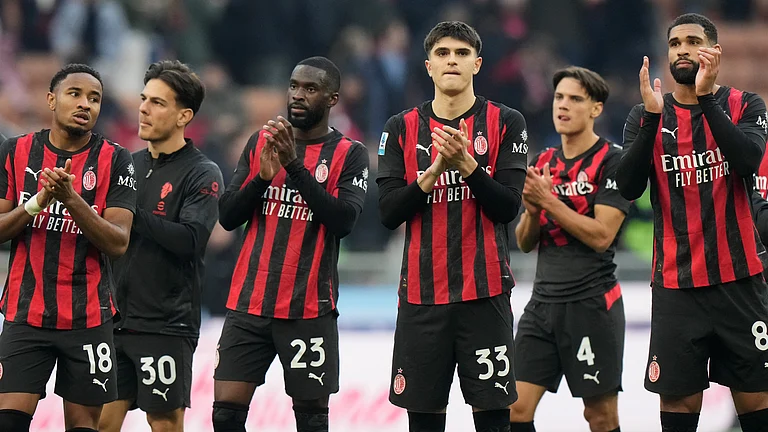 AC Milan players greet fans at the end of the Serie A soccer match between AC Milan and Sassuolo, in Milan, Italy, Sunday, Dec. 14, 2025. - | Photo: AP/Luca Bruno