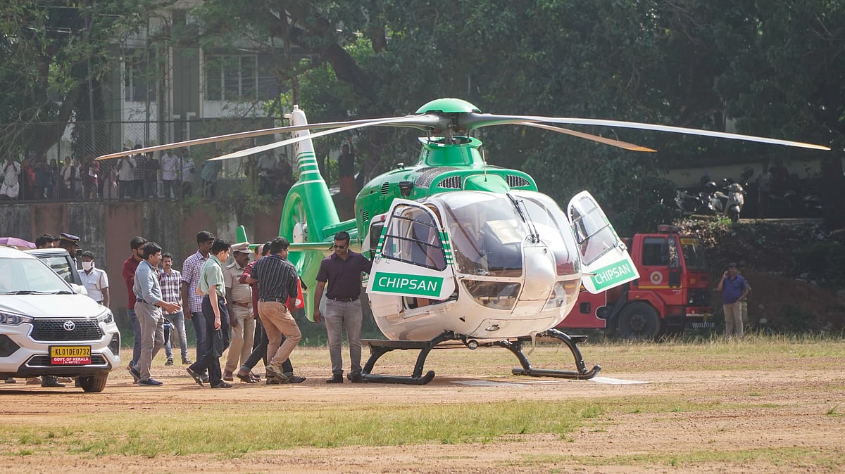 Doctors rush the harvested heart to an air ambulance at Thiruvananthapuram en route to Kochi,
