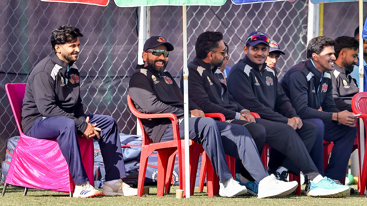 Photo: PTI : From left, Mumbai's captain Shardul Thakur with teammate Rohit Sharma and others during the Vijay Hazare Trophy 2025-26 cricket match between Mumbai and Uttarakhand, at Sawai Mansingh Stadium, in Jaipur.
