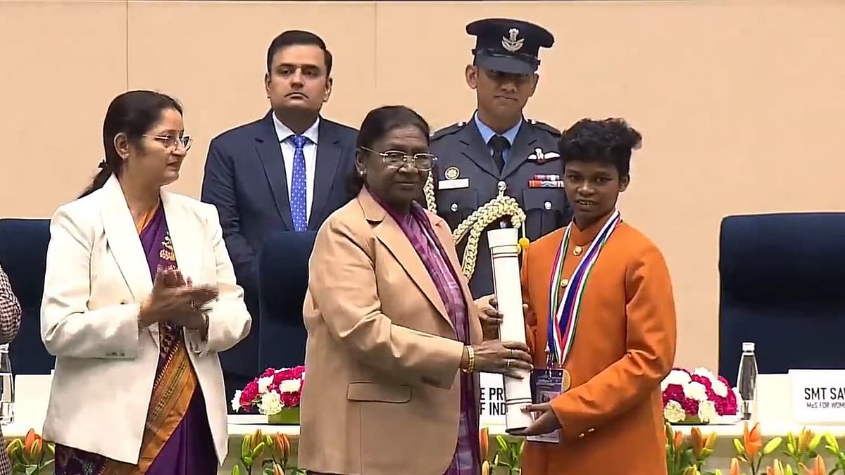 X/SAI Bhopal : Yogita Mandavi receiving the Pradhan Mantri Rashtriya Bal Puraskar from President Droupadi Murmu in New Delhi.