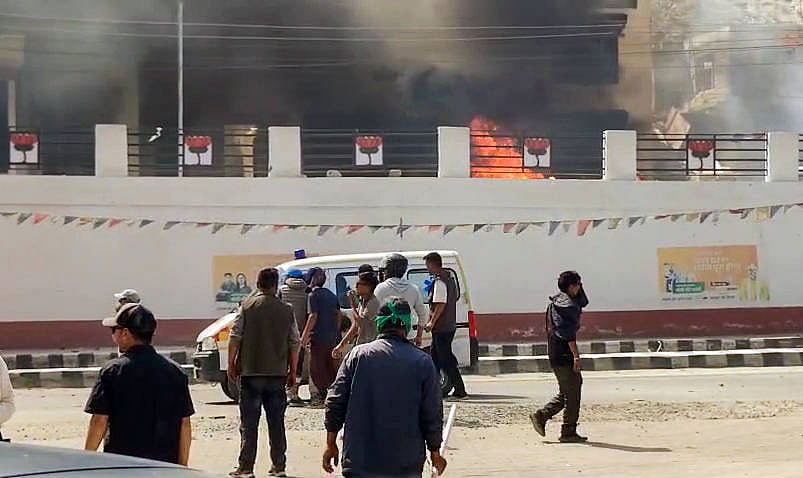 IMAGO / ANI News : A massive protest over the statehood demand and the inclusion of Ladakh under the Sixth Schedule, in Leh Leh, Sep 24 (ANI): Bhartiya Janta Party (BJP) Office set on fire during a massive protest over the statehood demand and the inclusion of Ladakh under the Sixth Schedule, in Leh on Wednesday. 
