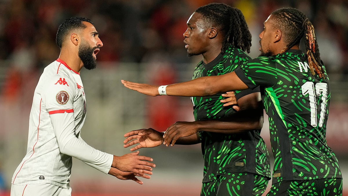 AP Photo : Tunisia's Ali Abdi, left, argues with Nigeria's Calvin Bassey and Alex Iwobi, right, during the Africa Cup of Nations group C match