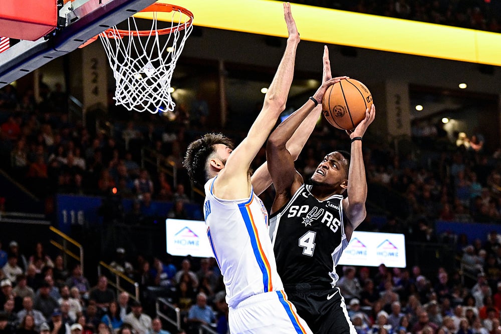 | Photo: AP/Gerald Leong : San Antonio Spurs guard De'Aaron Fox (4) shoots against Oklahoma City Thunder Chet Holmgren (7) during the first half of an NBA basketball game in Oklahoma City. 