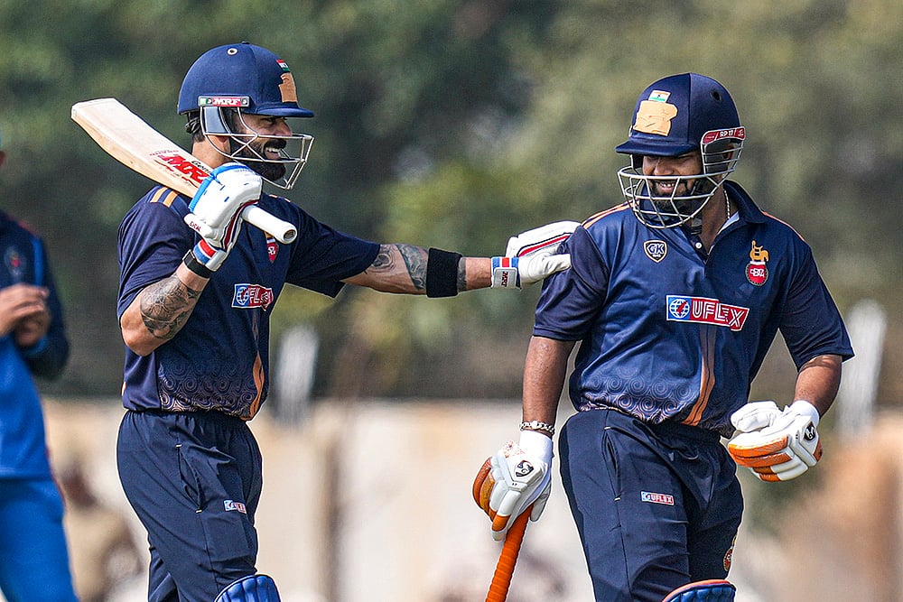 | Photo: PTI/Shailendra Bhojak : Delhi's captain Rishabh Pant, right, with teammate Virat Kohli during the Vijay Hazare Trophy 2025-26 cricket match between Gujarat and Delhi, at BCCI Centre of Excellence Ground, in Bengaluru.