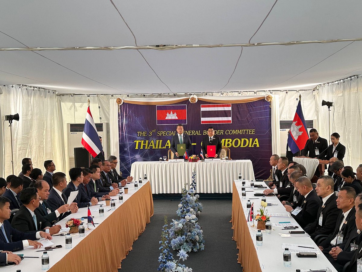 IMAGO / Xinhua : Thai Defense Minister Natthapon Nakpanich (R) and Cambodian Deputy Prime Minister and Defense Minister Tea Seiha sign an agreement on ceasefire at a border checkpoint in Chanthaburi Province, Thailand, Dec. 27, 2025. 
