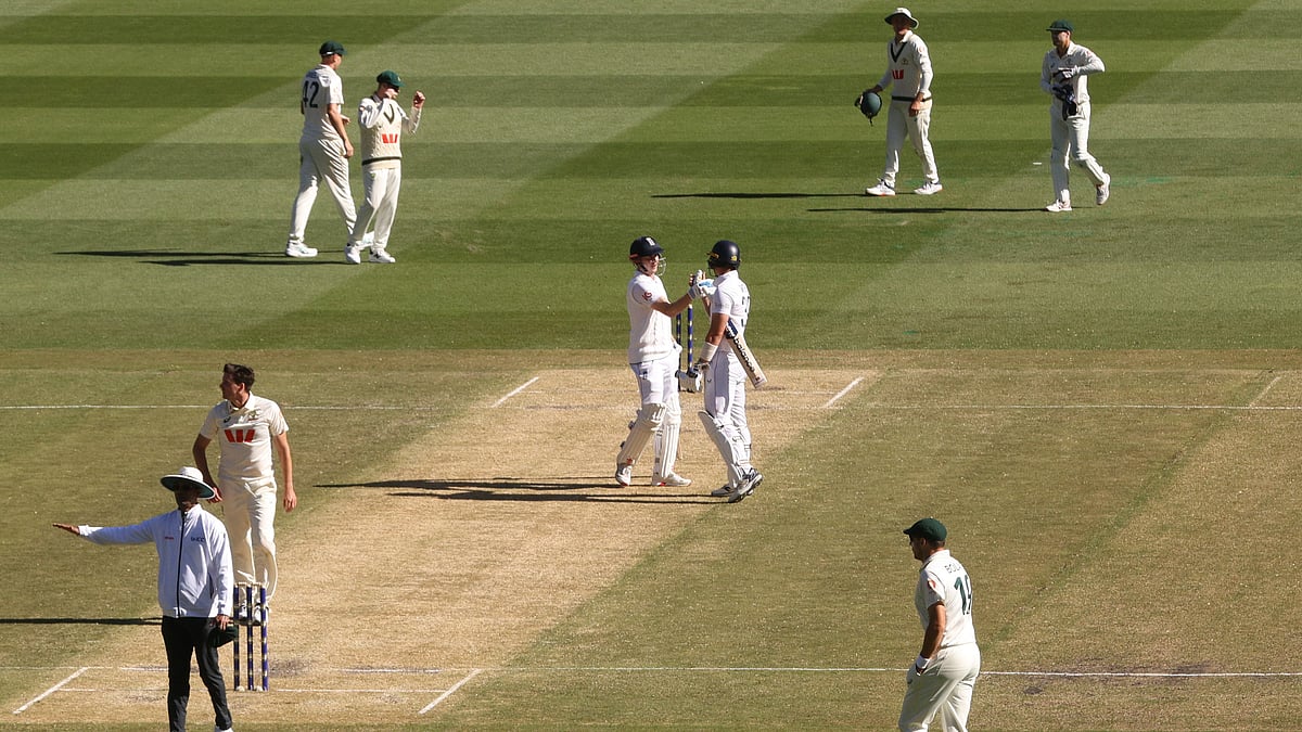 (AP Photo/Hamish Blair) : England's Jamie Smith, center right, and batting partner Harry Brook shake hands after defeating Australia on Day 2 of their Ashes cricket test match in Melbourne, Saturday, Dec. 27, 2025