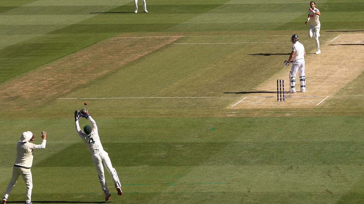 (AP Photo/Hamish Blair) : Australia's Alex Carey, second left, watches out England's Ben Stokes, second right, on Day 2 of their Ashes cricket test match in Melbourne, Saturday, Dec. 27, 2025