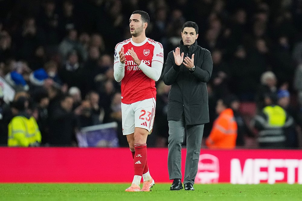 | Photo: AP/Kirsty Wigglesworth : Arsenal's Mikel Merino and Arsenal's manager Mikel Arteta clap hands to supporters after winning the English Premier League soccer match between Arsenal and Brighton and Hove Albion in London.