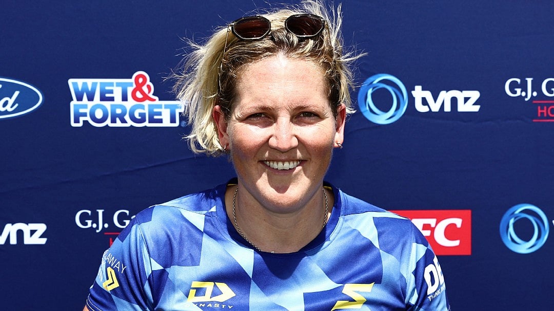 | Photo: X/SuperSmashNZ : Otago's Laura Harris with the Women's Super Smash 2025-26 Player of the Match award for her fifty.
