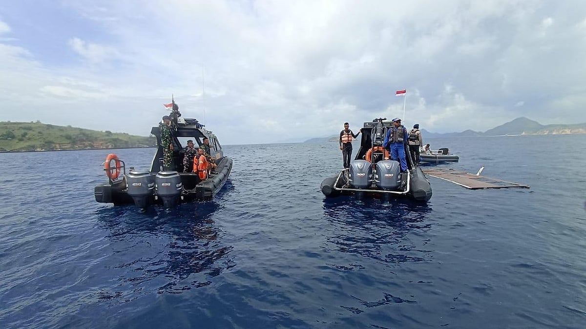 | Photo: AP/BASARNAS  : In this photo released by the Indonesian National Search and Rescue Agency (BASARNAS) on Saturday, Dec. 27, 2025, rescuers examine the waters where a debris believed to be from a tour boat that sank was found, near Padar Island within Komodo National Park, Indonesia.