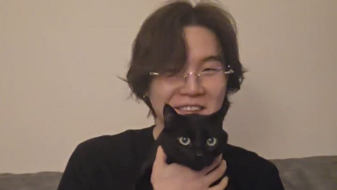 BTS Suga introduces his pet cat during his live session - X