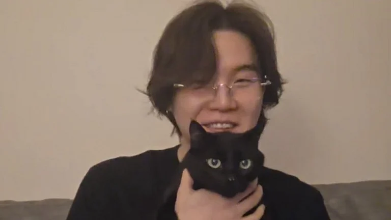 BTS Suga introduces his pet cat during his live session - X