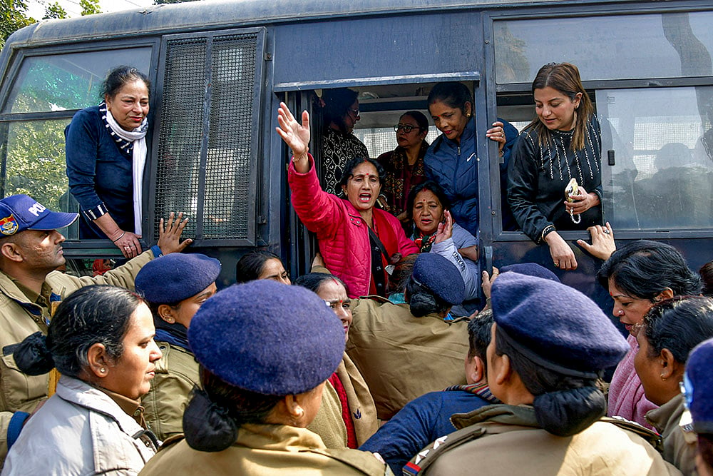 | Photo: PTI : Police personnel stop Uttarakhand Mahila Congress President Jyoti Rautela (in pink) and party workers from marching towards Assembly Speaker Ritu Khanduri's residence during a protest demanding arrest of influential figures in the Rishikesh resort Ankita Bhandari murder case and a CBI probe supervised by a Supreme Court judge, in Dehradun.
