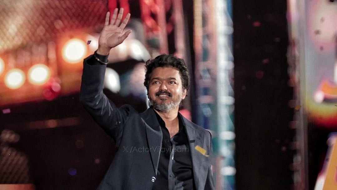 X/Actor Vijay Team : Actor Vijay mobbed by fans