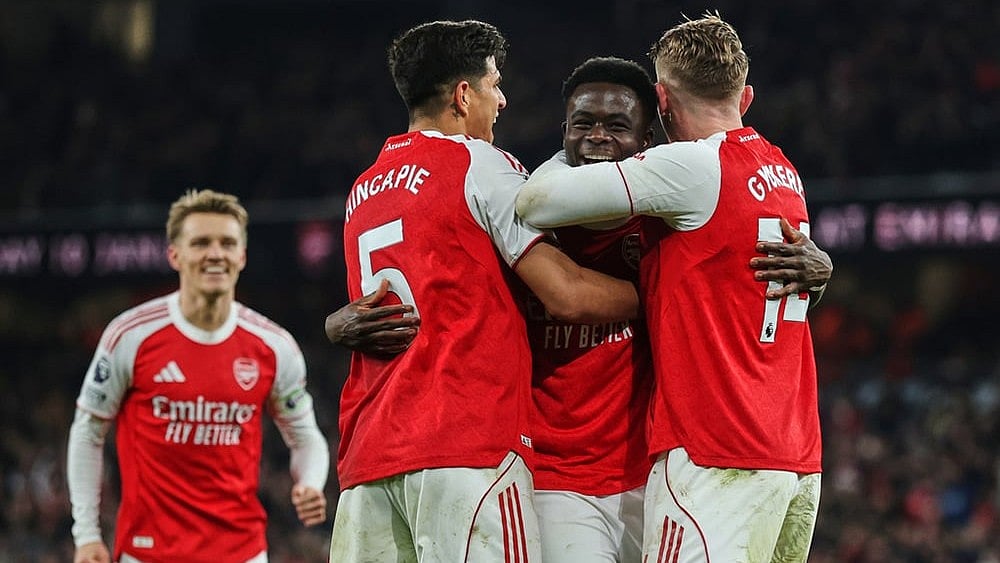 | Photo: AP/Richard Pelham : Arsenal's Bukayo Saka, second right, celebrates with teammates after his team scored the opening goal during the English Premier League soccer match between Arsenal and Wolves in London.
