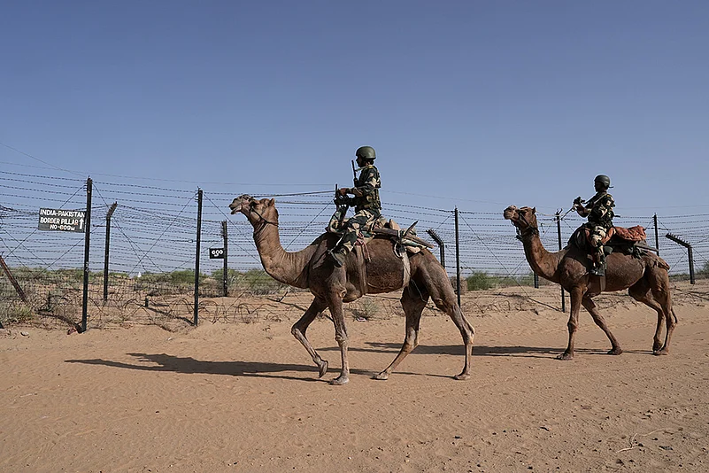 BSF Patrols India-Pakistan border at Jaisalmer
