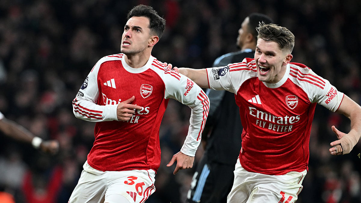 Martin Zubimendi (L) celebrates after scoring Arsenal's second goal