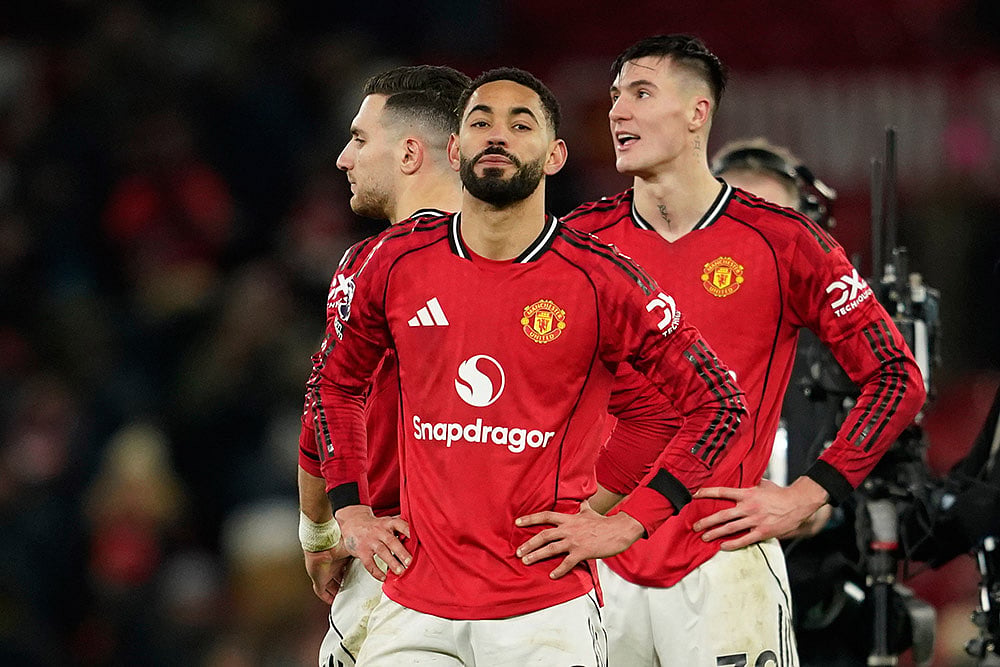 | Photo: AP/Dave Thompson : Manchester United's Diogo Dalot, Matheus Cunha and Benjamin Sesko stand on the pitch disappointed after the English Premier League soccer match between Manchester United and Wolverhampton Wanderers in Manchester, England.