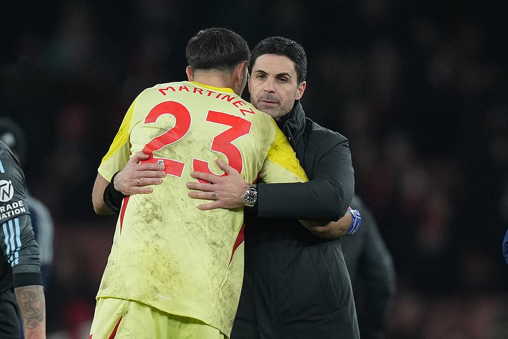 | Photo: AP/Alastair Grant : Arsenal's manager Mikel Arteta, right, hugs Aston Villa's goalkeeper Emiliano Martinez at the end of the English Premier League soccer match between Arsenal and Aston Villa in London. 
