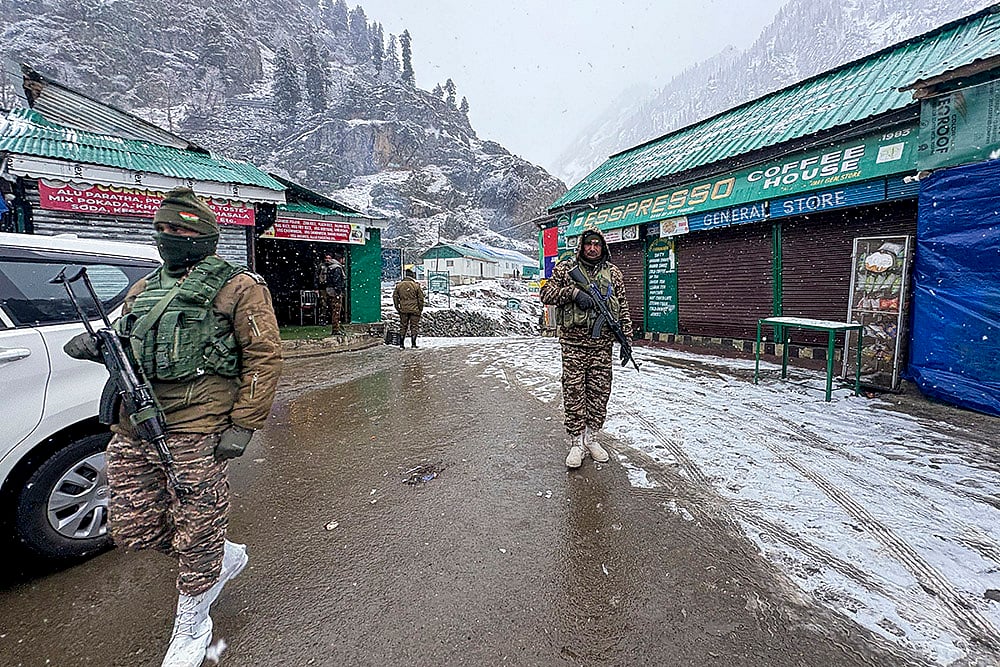 Weather: Snow in Anantnag